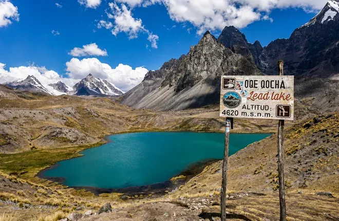 Turquoise lake and its altitude sign on the seven lakes circuit