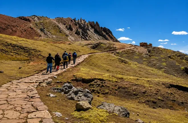 Hikers on the stone path that leads to the Palccoyo viewpoints